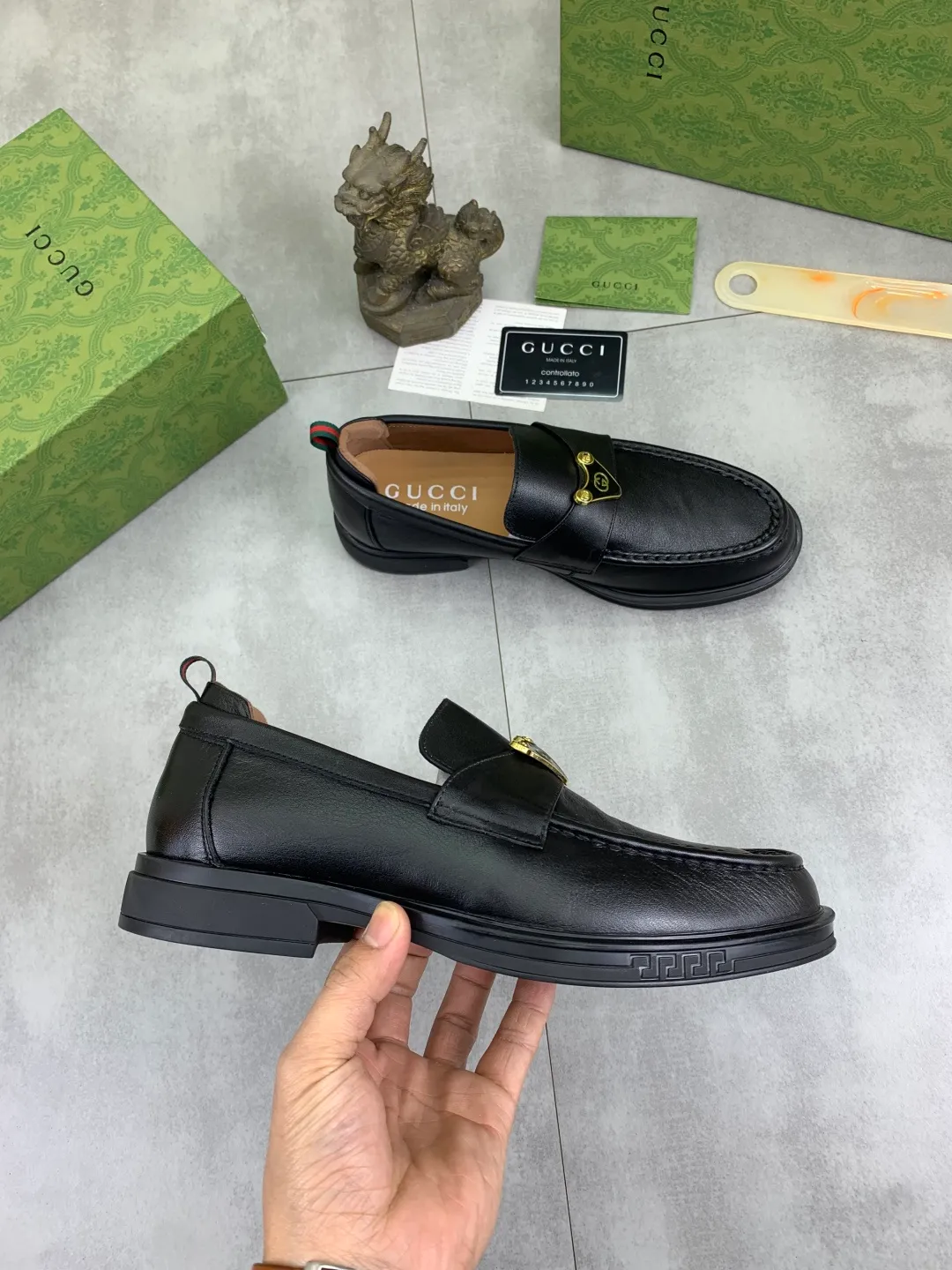Men's shoes💰P500💰【New model, soft and comfortable Gucci classic business leather shoes hot selection (Gucci) official website latest Gucci 🎁 business leather shoes, hot style 💥 simple and elegant style, exclusive for trendy men. Unique official website latest brand original double G embossed element 👑Gucci Original decoration, fashionable and generous, made of original calfskin ✅ fully imported first-layer pigskin lining, official website designated wear-resistant, rubber business outsole, real-life photos of classic models at the counter 🎬38-44 (customized for 45) 3⃣️ colors available